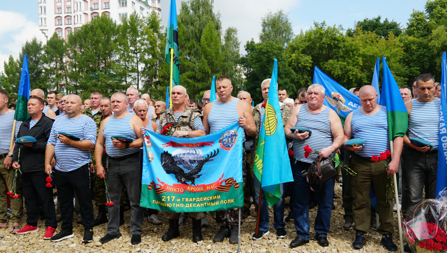 В Кирове подшефные росгвардейцев и личный состав ведомства приняли участие в торжественном митинге, посвященном Дню ВДВ