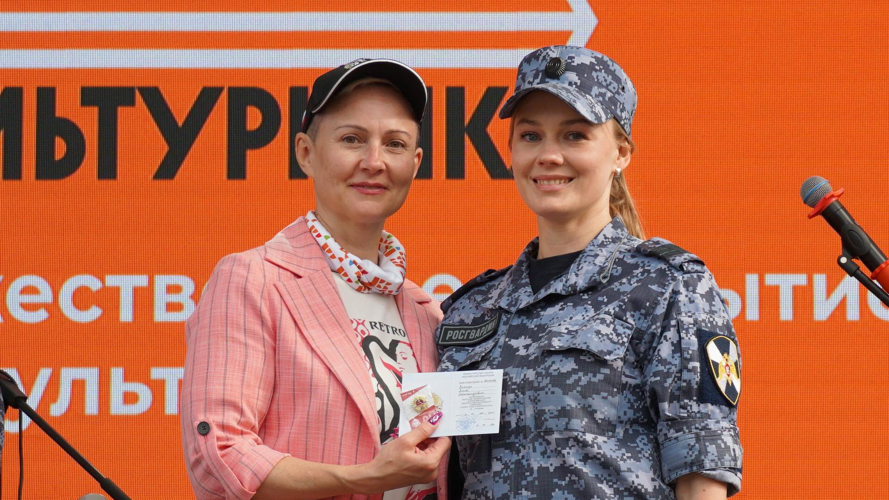 В Кирове сотрудникам и военнослужащим Росгвардии вручили золотые знаки ГТО