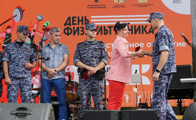 В Кирове сотрудникам и военнослужащим Росгвардии вручили золотые знаки ГТО