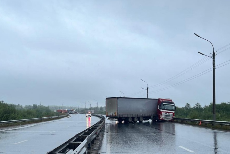 Росгвардейцы оказали помощь в ликвидации последствий ДТП в Кирове