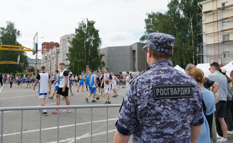 В Кирове сотрудникам и военнослужащим Росгвардии вручили золотые знаки ГТО
