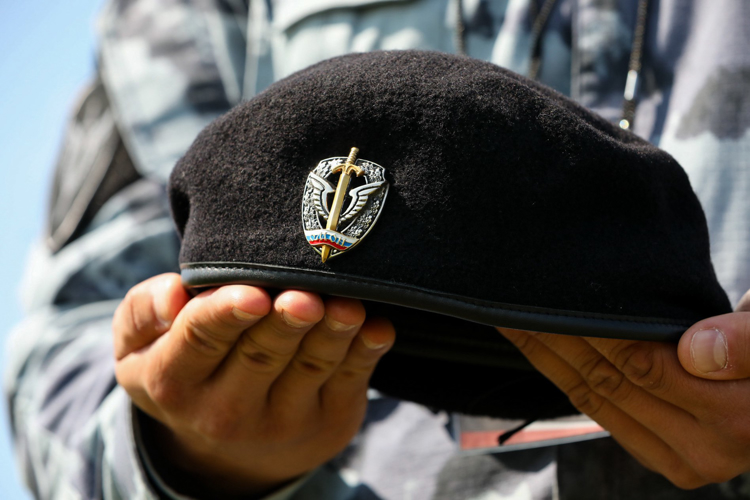 Сотрудники СОБР и ОМОН Росгвардии прошли испытания на право ношения знака отличия полицейского спецназа (видео)