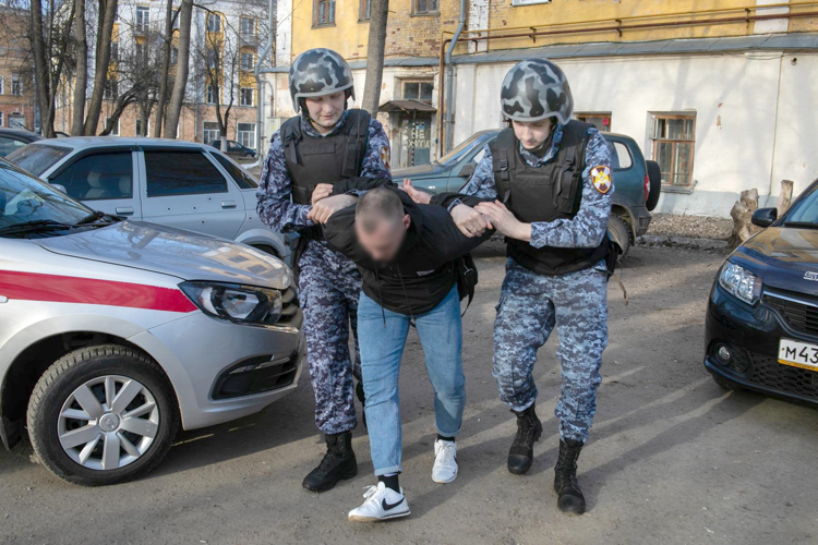 В Кирове росгвардейцы выявили ранее судимого подозреваемого в краже виски