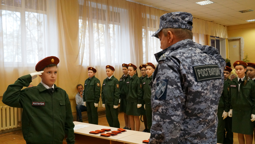 В Кирове росгвардейцы поздравили подшефных кадет с принятием Присяги 