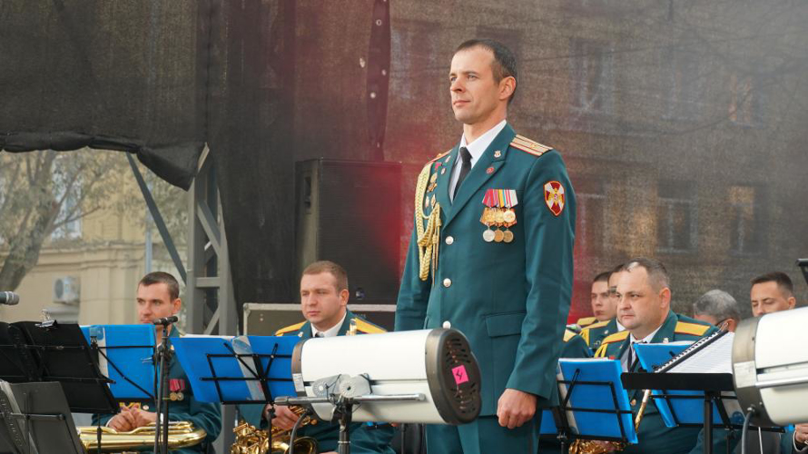 В Кирове в рамках патриотических мероприятий выступил военный оркестр штаба Приволжского округа Росгвардии