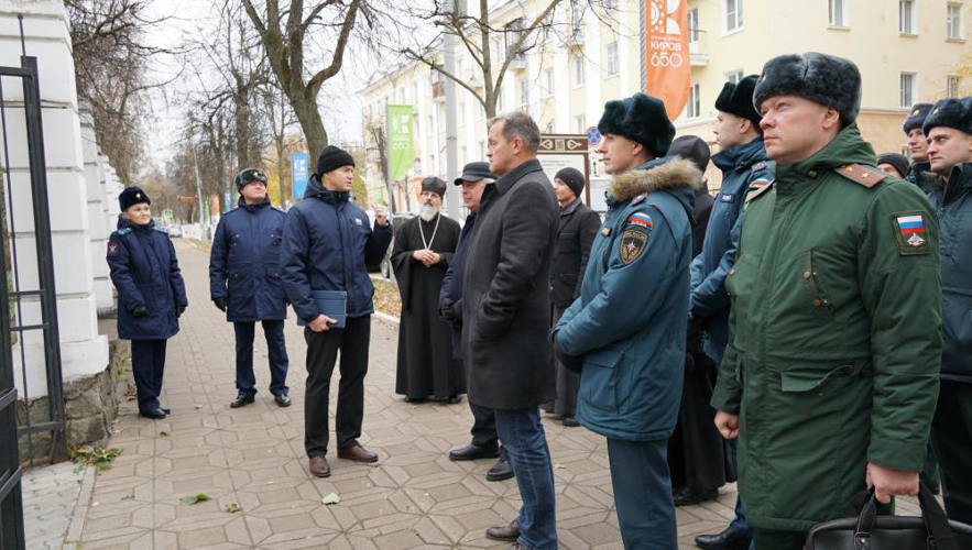 В Кирове офицеры Росгвардии приняли участие в работе круглого стола в рамках Свято-Трифоновских образовательных чтений