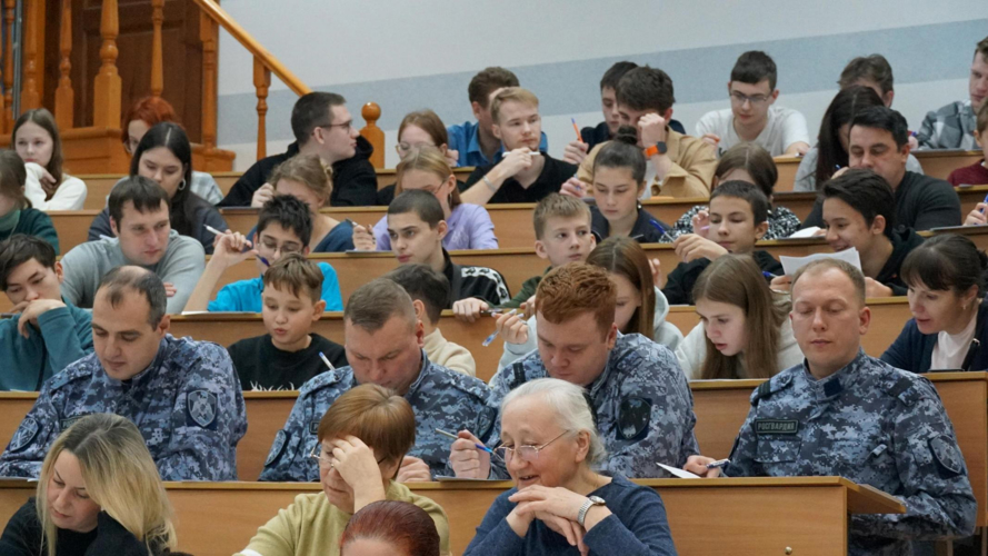 В Кирове росгвардейцы приняли участие в просветительской акции "Географический диктант"