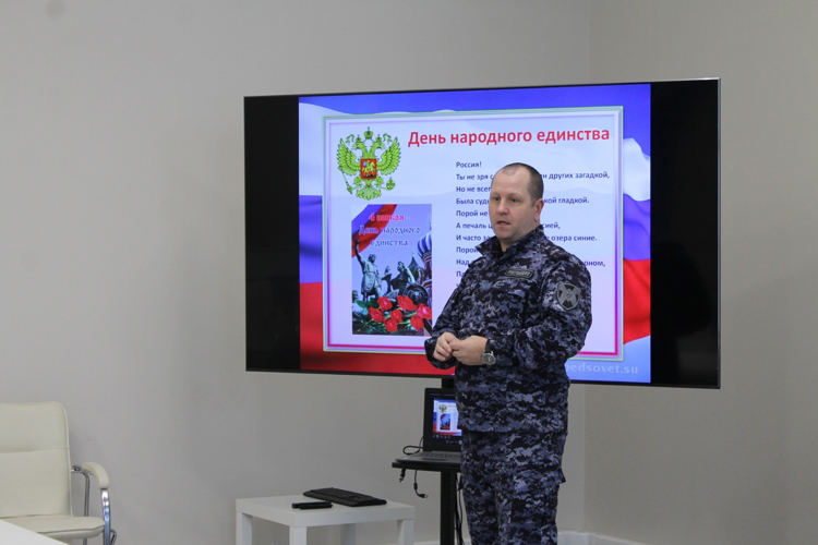 В Кирове офицер Росгвардии встретился с подшефными школьниками, чтобы рассказать им о Дне народного единства