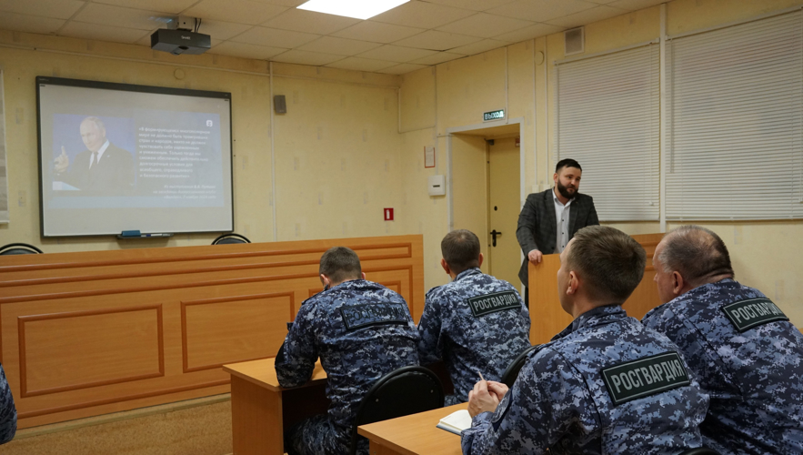 В Кирове представитель общества "Знание" рассказал росгвардейцам о роли России на мировой арене