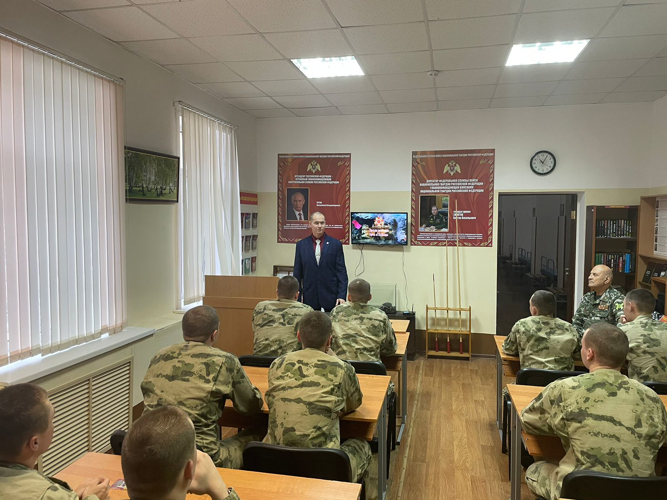 "Уроки истории. Путь к Победе". В Кирове ветеран Росгвардии реализует авторский военно-патриотический проект 