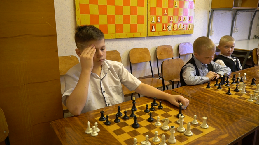 В Кирове сотрудник Росгвардии провел сеанс одновременной игры с воспитанниками шахматного клуба подшефной школы