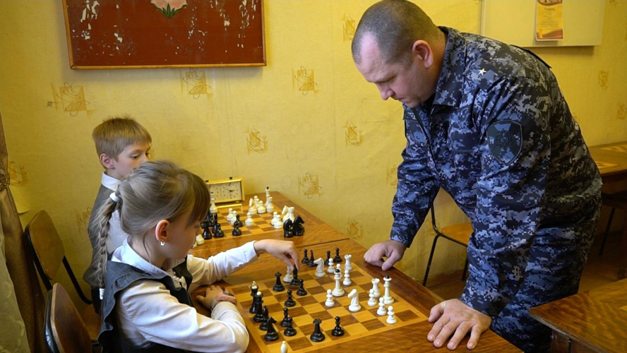 В Кирове сотрудник Росгвардии провел сеанс одновременной игры с воспитанниками шахматного клуба подшефной школы