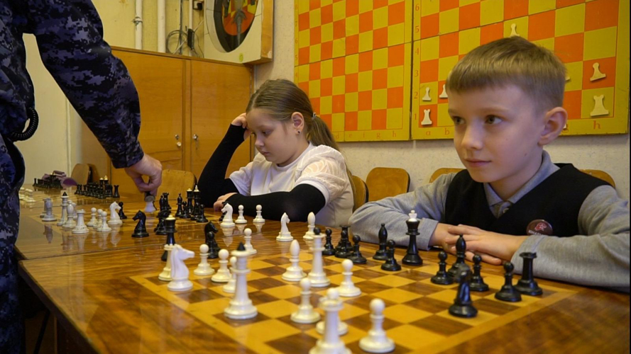 В Кирове сотрудник Росгвардии провел сеанс одновременной игры с воспитанниками шахматного клуба подшефной школы