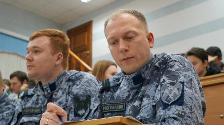 В Кирове росгвардейцы приняли участие в просветительской акции "Географический диктант"