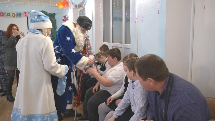В Кирове в рамках акции "Дед Мороз специального назначения" росгвардейцы поздравили подшефных с Новым годом