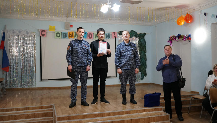 В Кирове в рамках акции "Дед Мороз специального назначения" росгвардейцы поздравили подшефных с Новым годом
