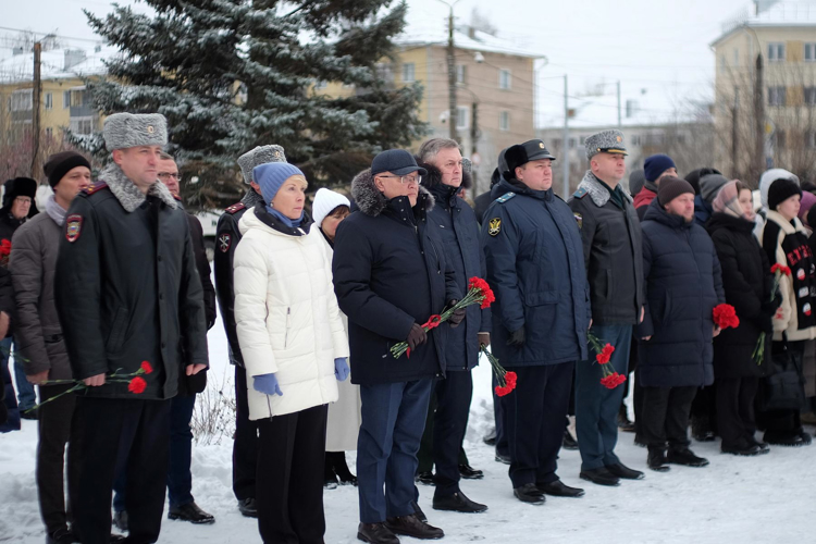В Кирове росгвардейцы приняли участие в митинге в честь Дня Героев Отечества