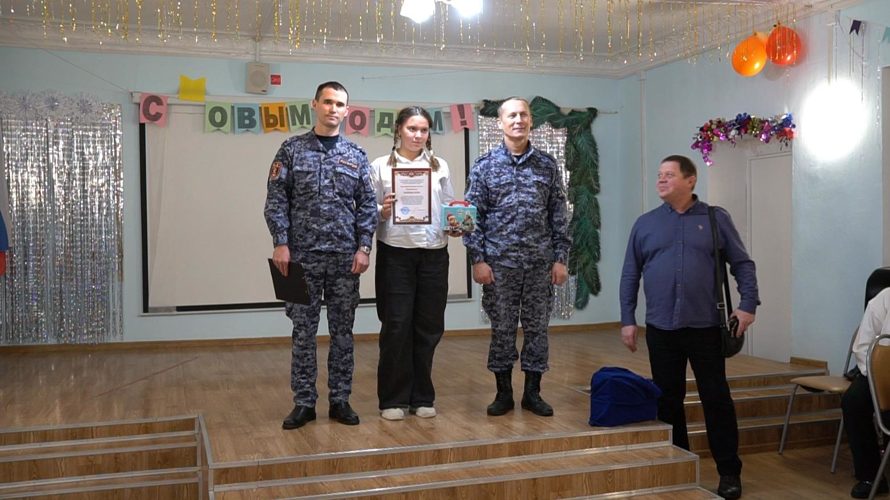 В Кирове в рамках акции "Дед Мороз специального назначения" росгвардейцы поздравили подшефных с Новым годом