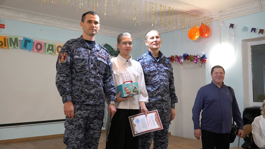 В Кирове в рамках акции "Дед Мороз специального назначения" росгвардейцы поздравили подшефных с Новым годом