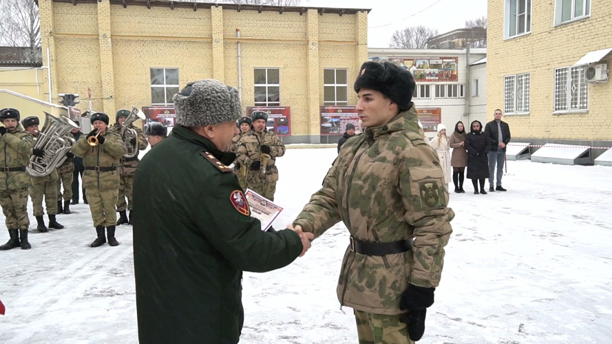 В Кирове ефрейтор Росгвардии сделал предложение своей девушке на плацу военной части