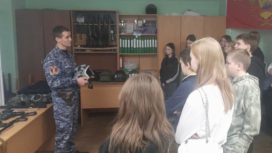 В Кирове в городском отделе вневедомственной охраны Росгвардии прошел День открытых дверей для школьников