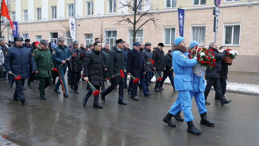 В Кирове росгвардейцы приняли участие в церемонии возложения цветов к Вечному огню в День Неизвестного солдата 