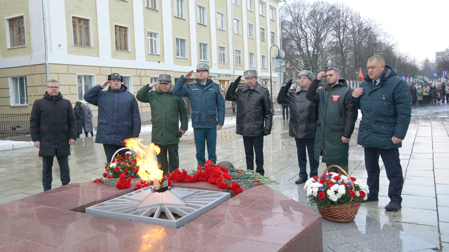 В Кирове росгвардейцы приняли участие в церемонии возложения цветов к Вечному огню в День Неизвестного солдата 
