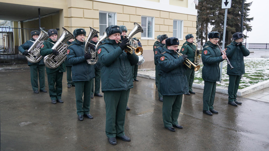 В Кирове росгвардейцы приняли участие в церемонии возложения цветов к Вечному огню в День Неизвестного солдата 