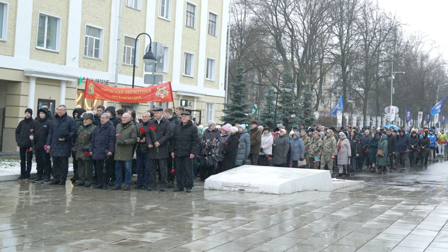 В Кирове росгвардейцы приняли участие в церемонии возложения цветов к Вечному огню в День Неизвестного солдата 