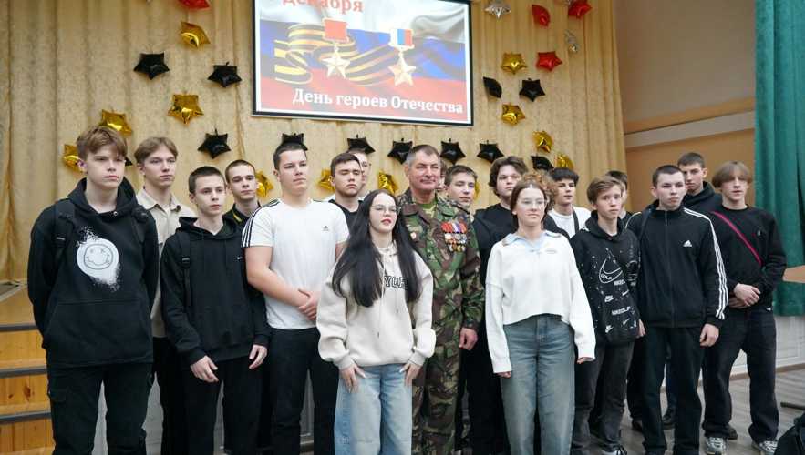 Ветеран и бойцы СОБР Росгвардии провели урок мужества для студентов Кировского многопрофильного техникума
