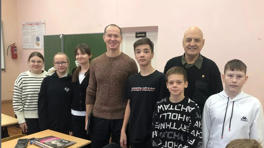 В Кирове ветераны Росгвардии рассказали подшефным школьникам о блокаде Ленинграда
