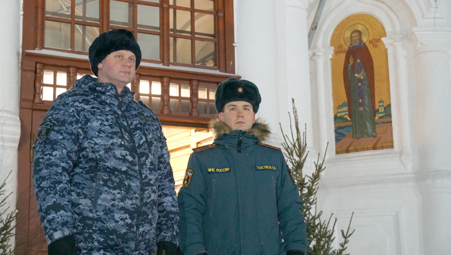 Сотрудники Росгвардии совместно с коллегами из УМВД и ГУ МЧС обеспечили безопасность участников Рождественских богослужений