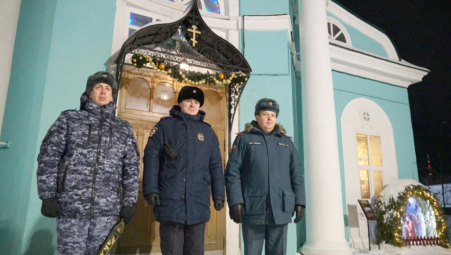 Сотрудники Росгвардии совместно с коллегами из УМВД и ГУ МЧС обеспечили безопасность участников Рождественских богослужений