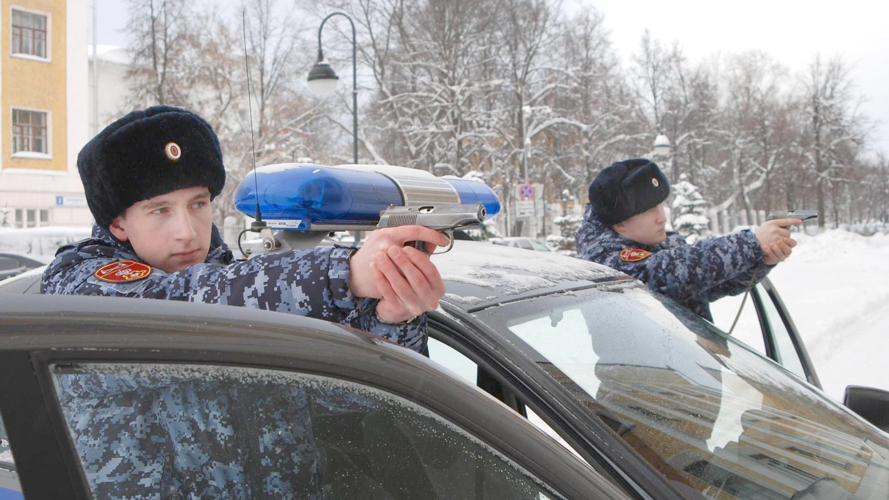 В Кировской области росгвардейцы задержали и передали полицейским подозреваемых в хулиганстве
