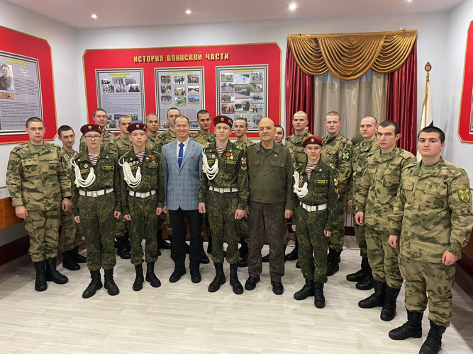 В Кирове ветераны Росгвардии поздравили военнослужащих с Новым годом, вручили сладкие подарки и большой плоский телевизор