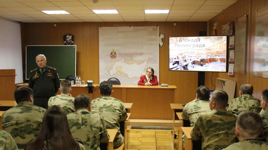 Кировчанка-блокадница поделилась с росгвардейцами своими воспоминаниями