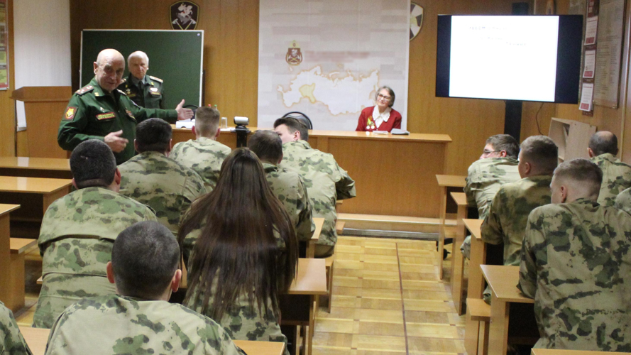Кировчанка-блокадница поделилась с росгвардейцами своими воспоминаниями