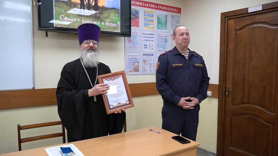 В Кирове представитель духовенства напомнил росгвардейцам о главных ценностях семейной жизни
