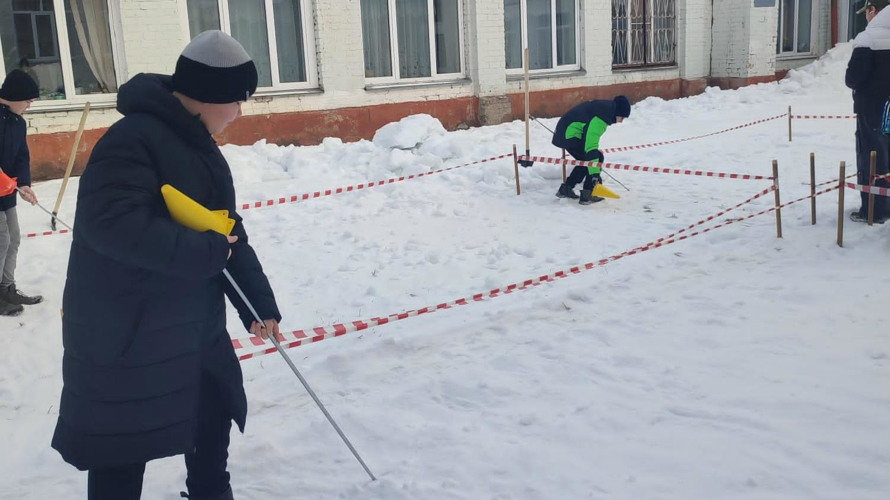 В Кирове росгвардеец в рамках игры «Зарница 2.0» рассказал подшефным о специальности штурмовика
