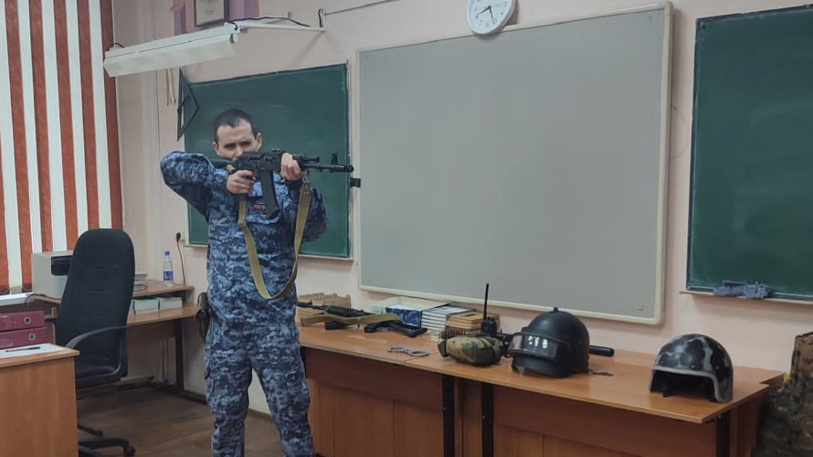 В Кирове росгвардеец в рамках игры «Зарница 2.0» рассказал подшефным о специальности штурмовика