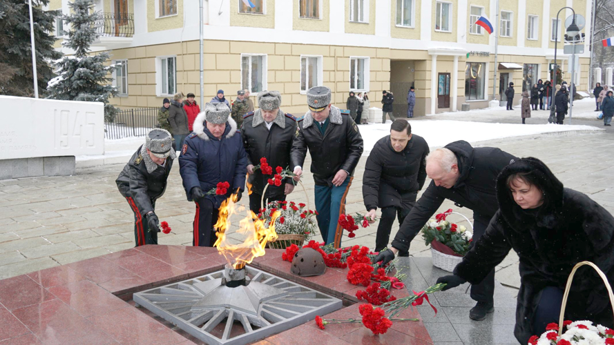 В Кирове в День защитника Отечества сотрудники и военнослужащие Росгвардии приняли участие в церемонии возложения цветов к Вечному огню