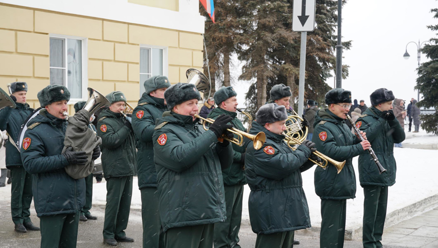 В Кирове в День защитника Отечества сотрудники и военнослужащие Росгвардии приняли участие в церемонии возложения цветов к Вечному огню