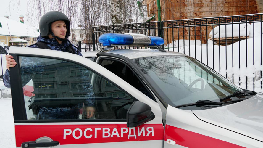В Кирове росгвардейцы выявили подозреваемого в кражах алкоголя