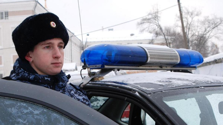 В Кирове росгвардейцы задержали подозреваемого в краже микрофона 