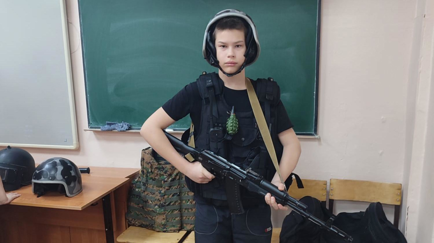 В Кирове росгвардеец в рамках игры «Зарница 2.0» рассказал подшефным о специальности штурмовика