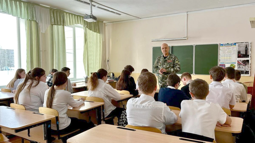О доблести, о подвигах, о славе! Ветераны Росгвардии организовали цикл бесед для учащихся
