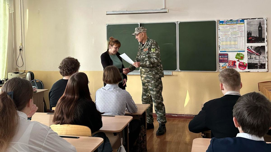 О доблести, о подвигах, о славе! Ветераны Росгвардии организовали цикл бесед для учащихся