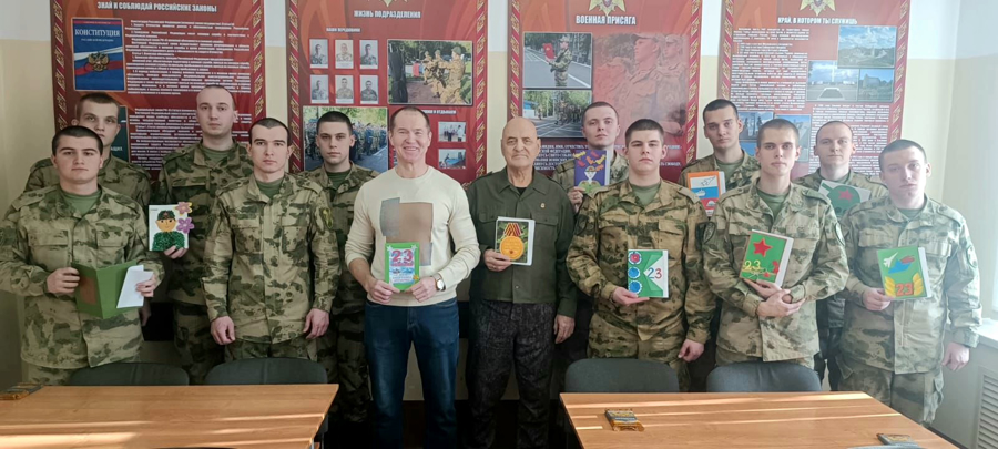 Кировские ветераны Росгвардии поздравили военнослужащих по призыву с Днем защитника Отечества