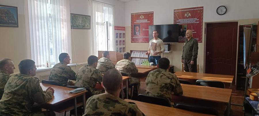 Кировские ветераны Росгвардии поздравили военнослужащих по призыву с Днем защитника Отечества