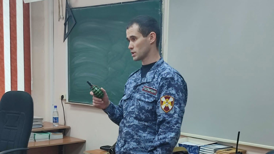 В Кирове росгвардеец в рамках игры «Зарница 2.0» рассказал подшефным о специальности штурмовика